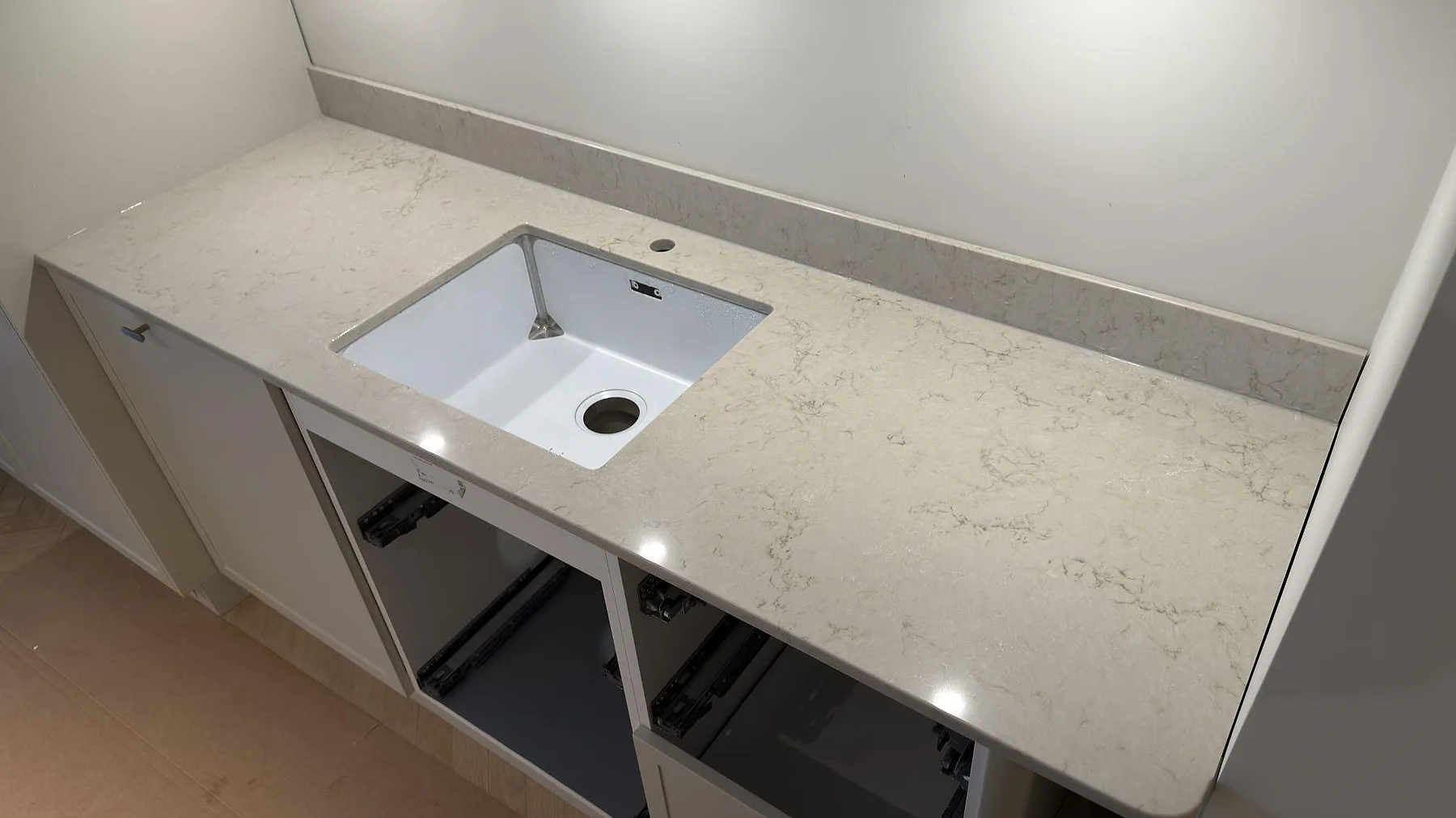 Køkkenbordplade i Caesarstone Taj Royale 5212, Stockholm – billede 3