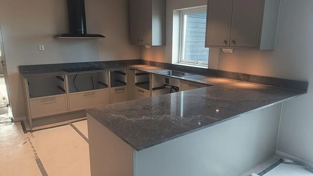 Køkkenbordplade i Caesarstone Turbine Grey, Alingsås