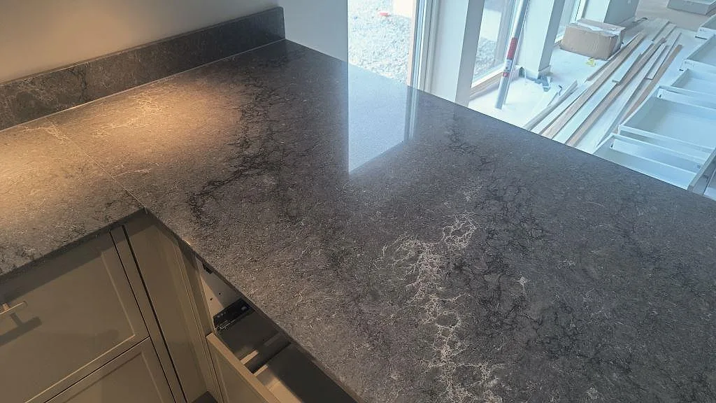 Køkkenbordplade i Caesarstone Turbine Grey, Alingsås – billede 5