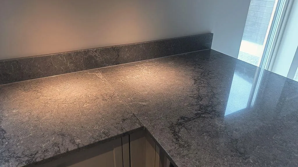 Køkkenbordplade i Caesarstone Turbine Grey, Alingsås – billede 4