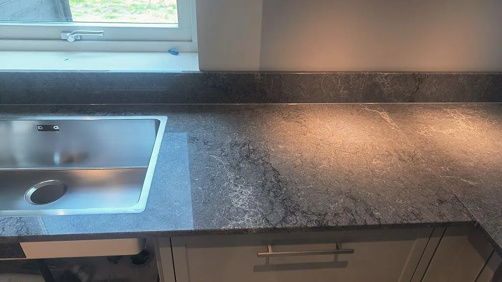 Køkkenbordplade i Caesarstone Turbine Grey, Alingsås – billede 3