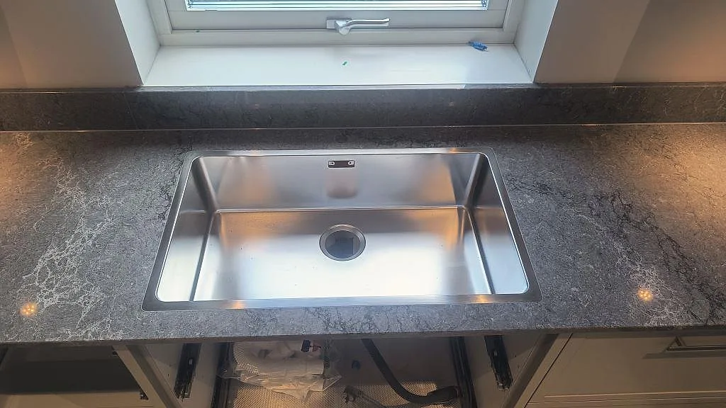 Køkkenbordplade i Caesarstone Turbine Grey, Alingsås – billede 2