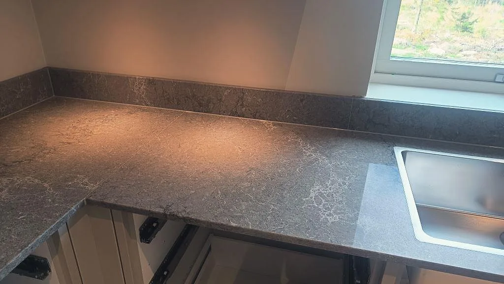 Køkkenbordplade i Caesarstone Turbine Grey, Alingsås – billede 8