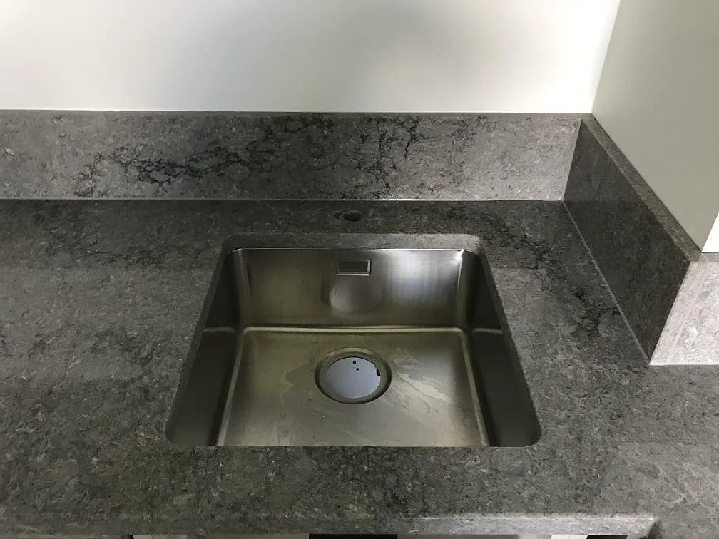 Køkkenbordplade i Caesarstone Turbine Grey, Göteborg – billede 2