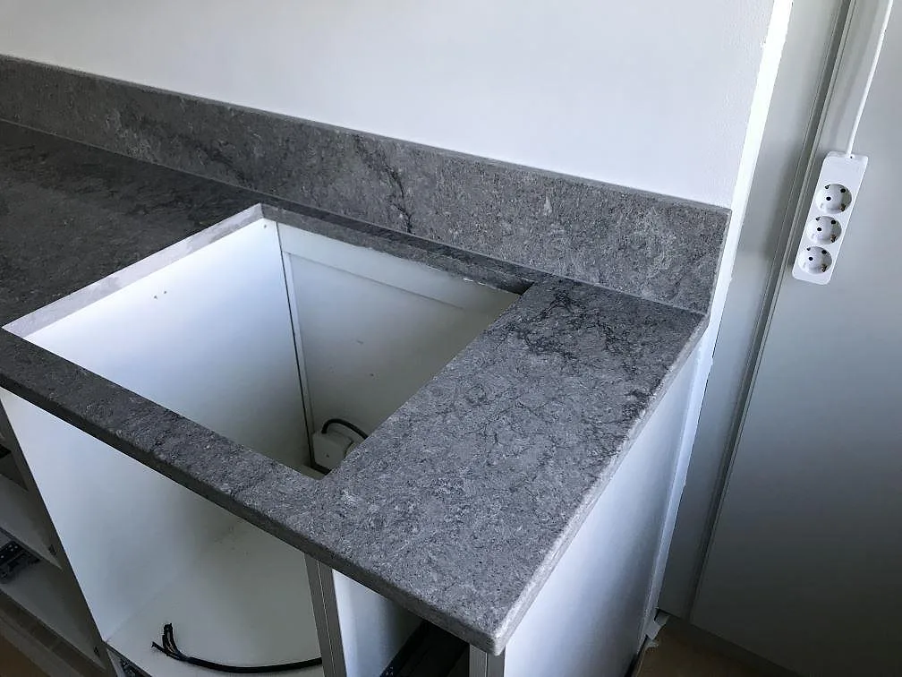 Køkkenbordplade i Caesarstone Turbine Grey, Göteborg – billede 4