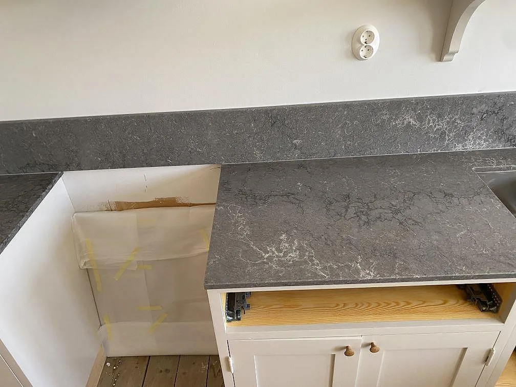 Køkkenbordplade i Caesarstone Turbine Grey, Göteborg – billede 5