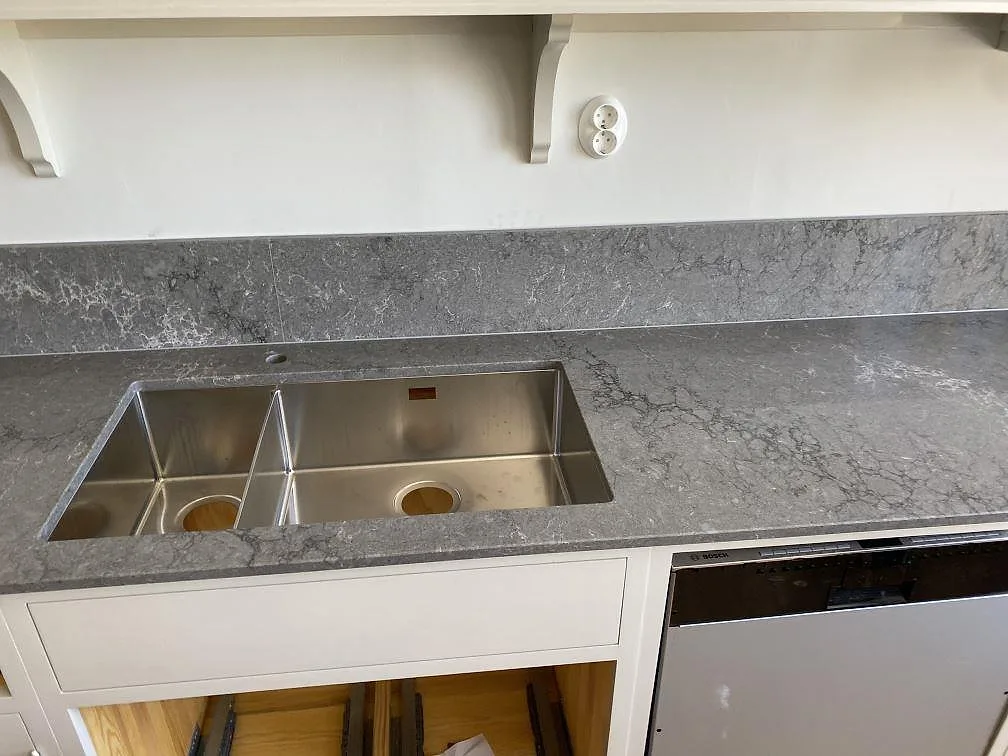 Køkkenbordplade i Caesarstone Turbine Grey, Göteborg – billede 2