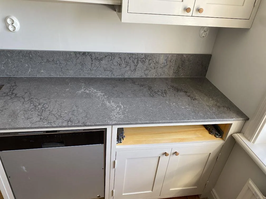 Køkkenbordplade i Caesarstone Turbine Grey, Göteborg – billede 4