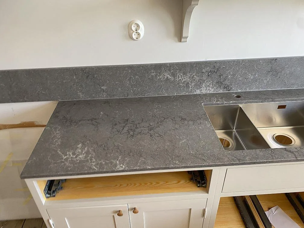 Køkkenbordplade i Caesarstone Turbine Grey, Göteborg – billede 3