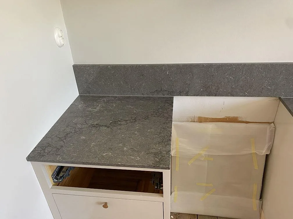 Køkkenbordplade i Caesarstone Turbine Grey, Göteborg – billede 6