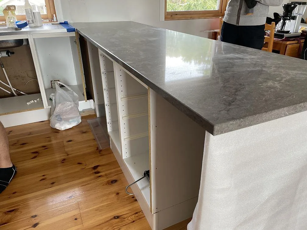Køkkenbordplade i Caesarstone Turbine Grey, Grundsund – billede 3