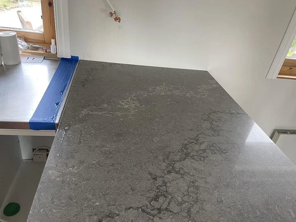 Køkkenbordplade i Caesarstone Turbine Grey, Grundsund – billede 4