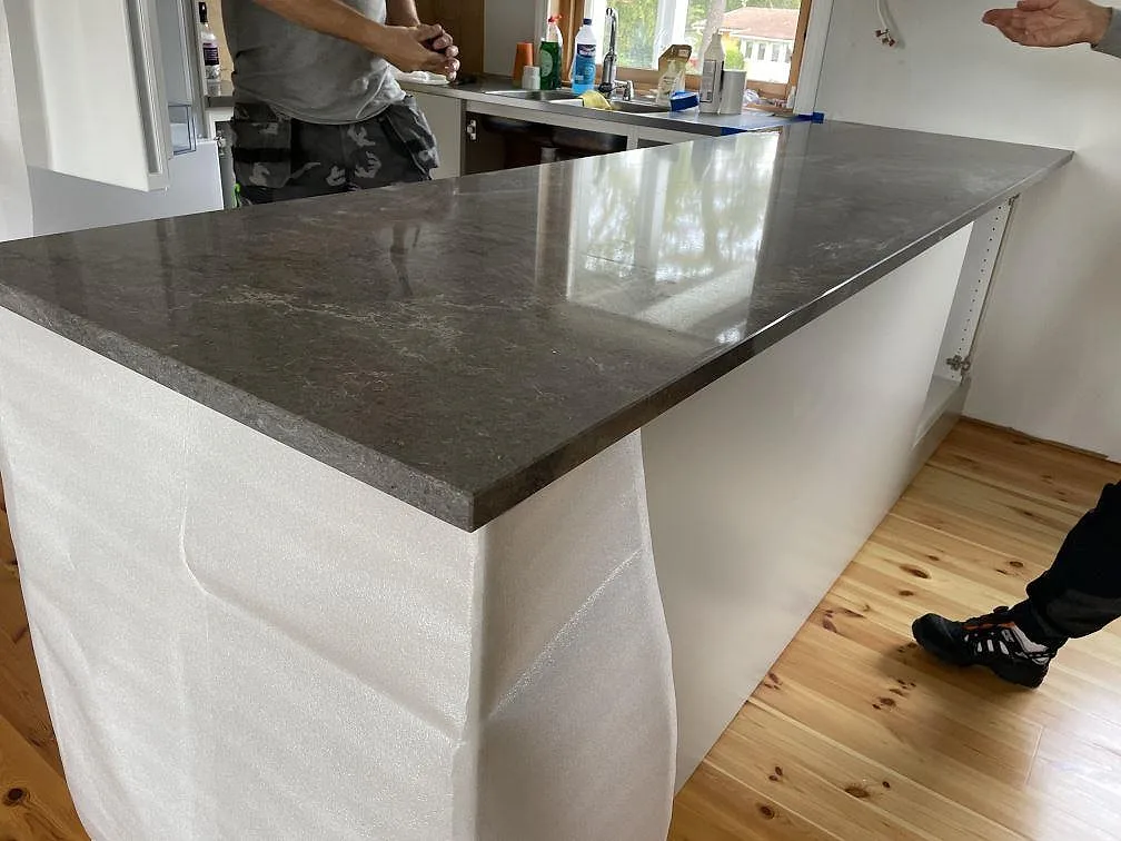 Køkkenbordplade i Caesarstone Turbine Grey, Grundsund – billede 2