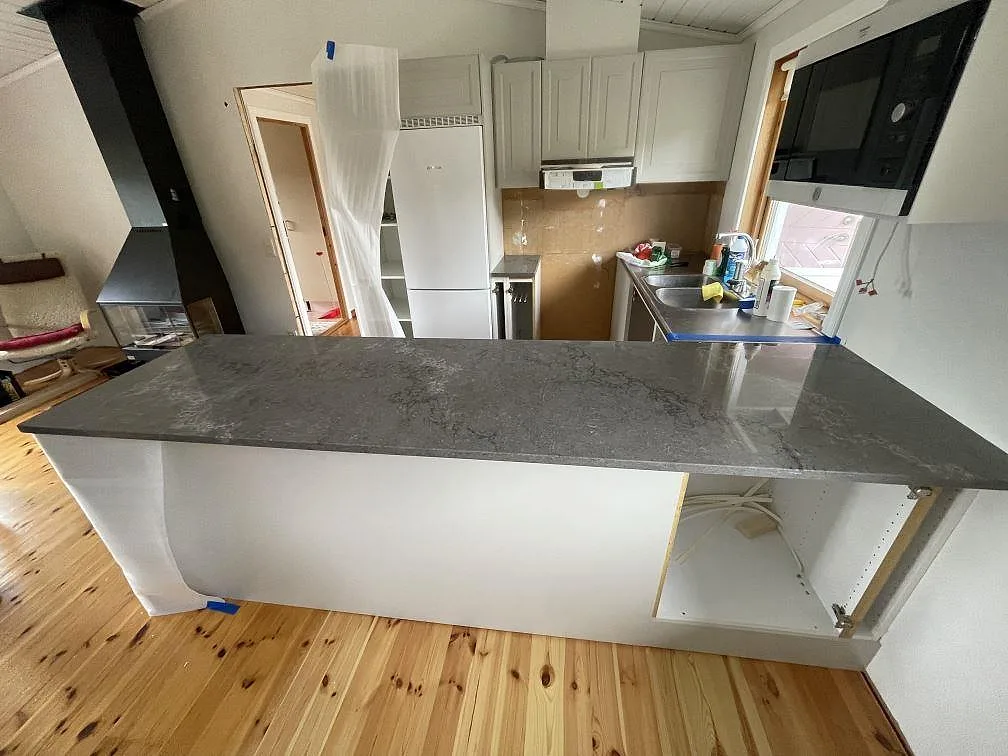 Køkkenbordplade i Caesarstone Turbine Grey, Grundsund