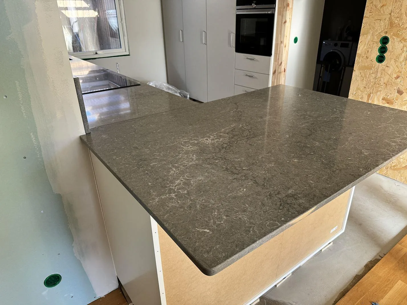 Køkkenbordplade i Caesarstone Turbine Grey, Halmstad – billede 2