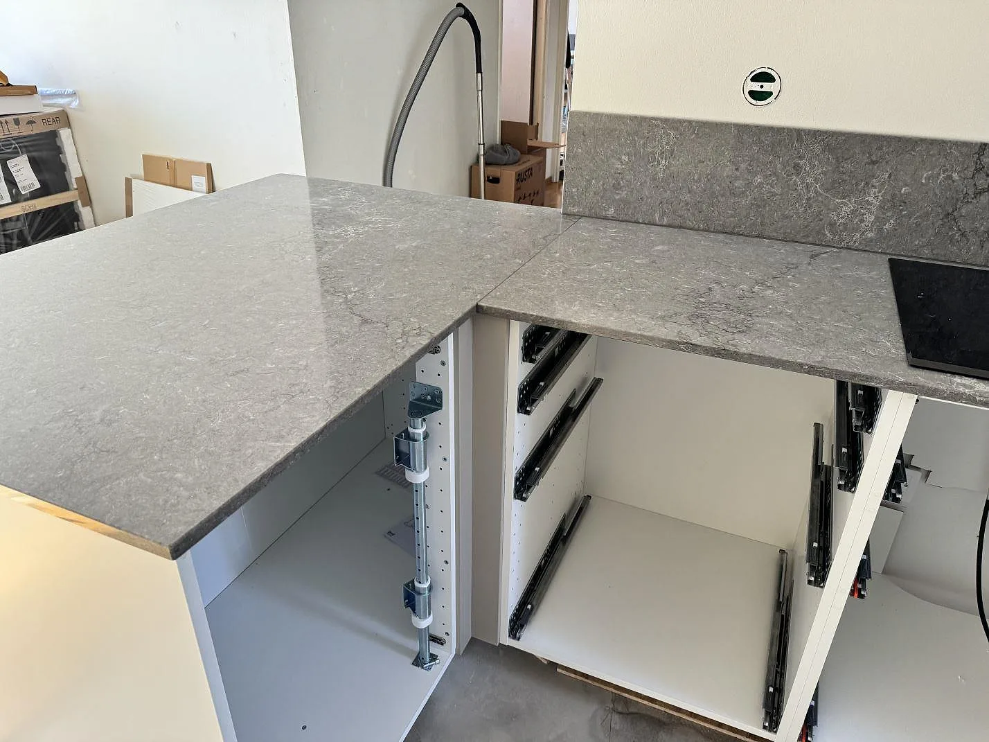 Køkkenbordplade i Caesarstone Turbine Grey, Halmstad – billede 8