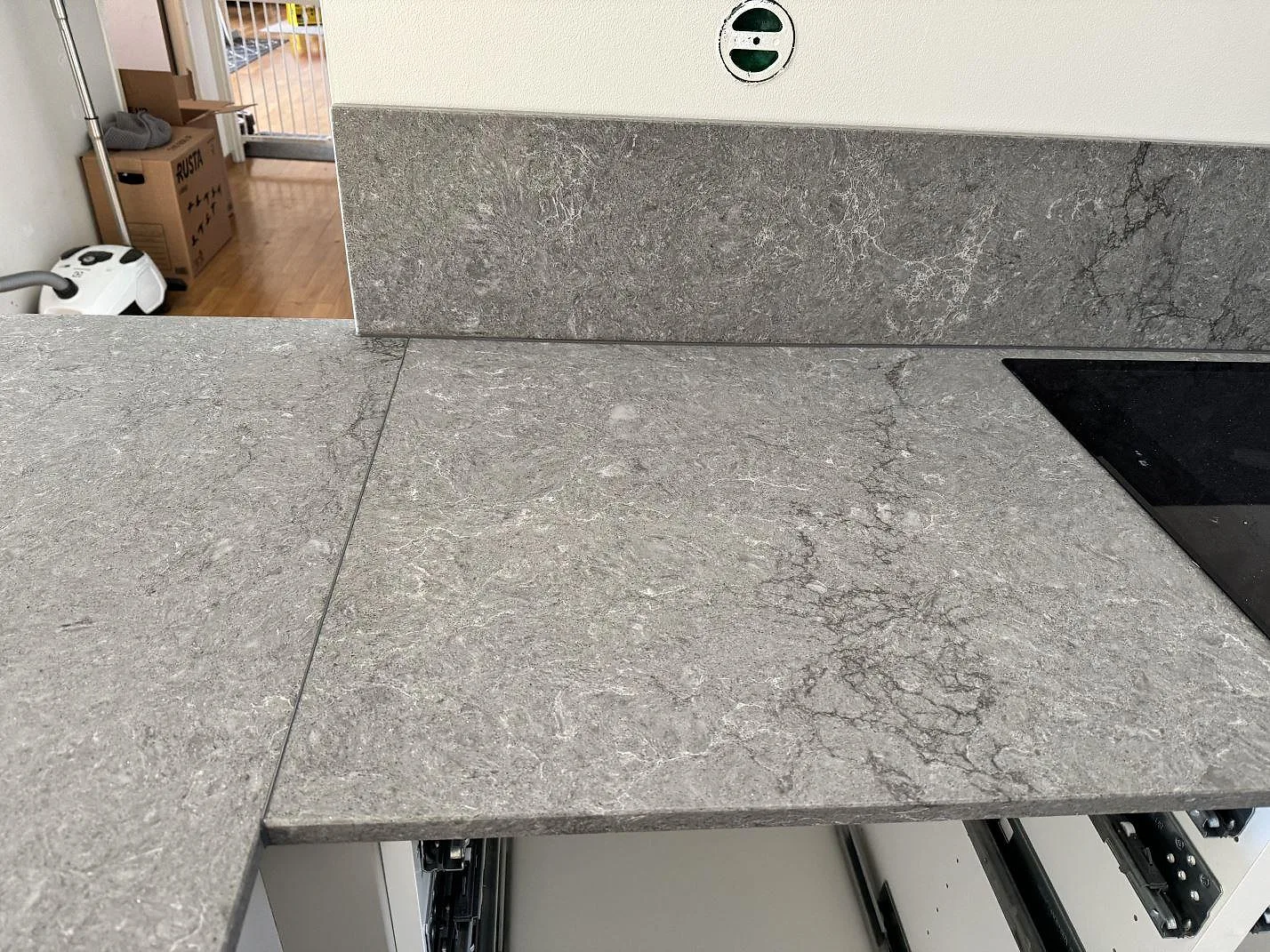 Køkkenbordplade i Caesarstone Turbine Grey, Halmstad – billede 7