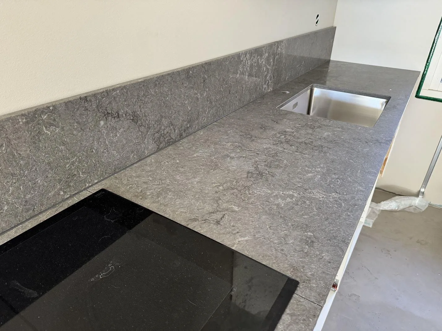 Køkkenbordplade i Caesarstone Turbine Grey, Halmstad – billede 3