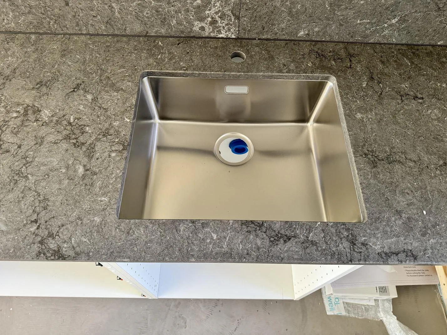 Køkkenbordplade i Caesarstone Turbine Grey, Halmstad – billede 4