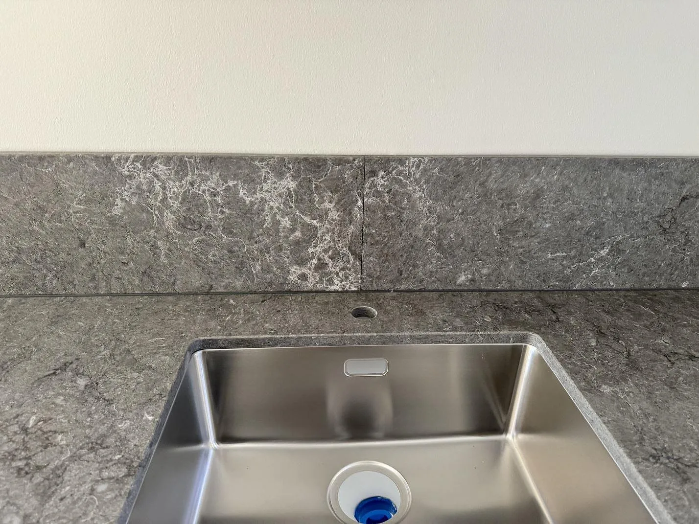 Køkkenbordplade i Caesarstone Turbine Grey, Halmstad – billede 5
