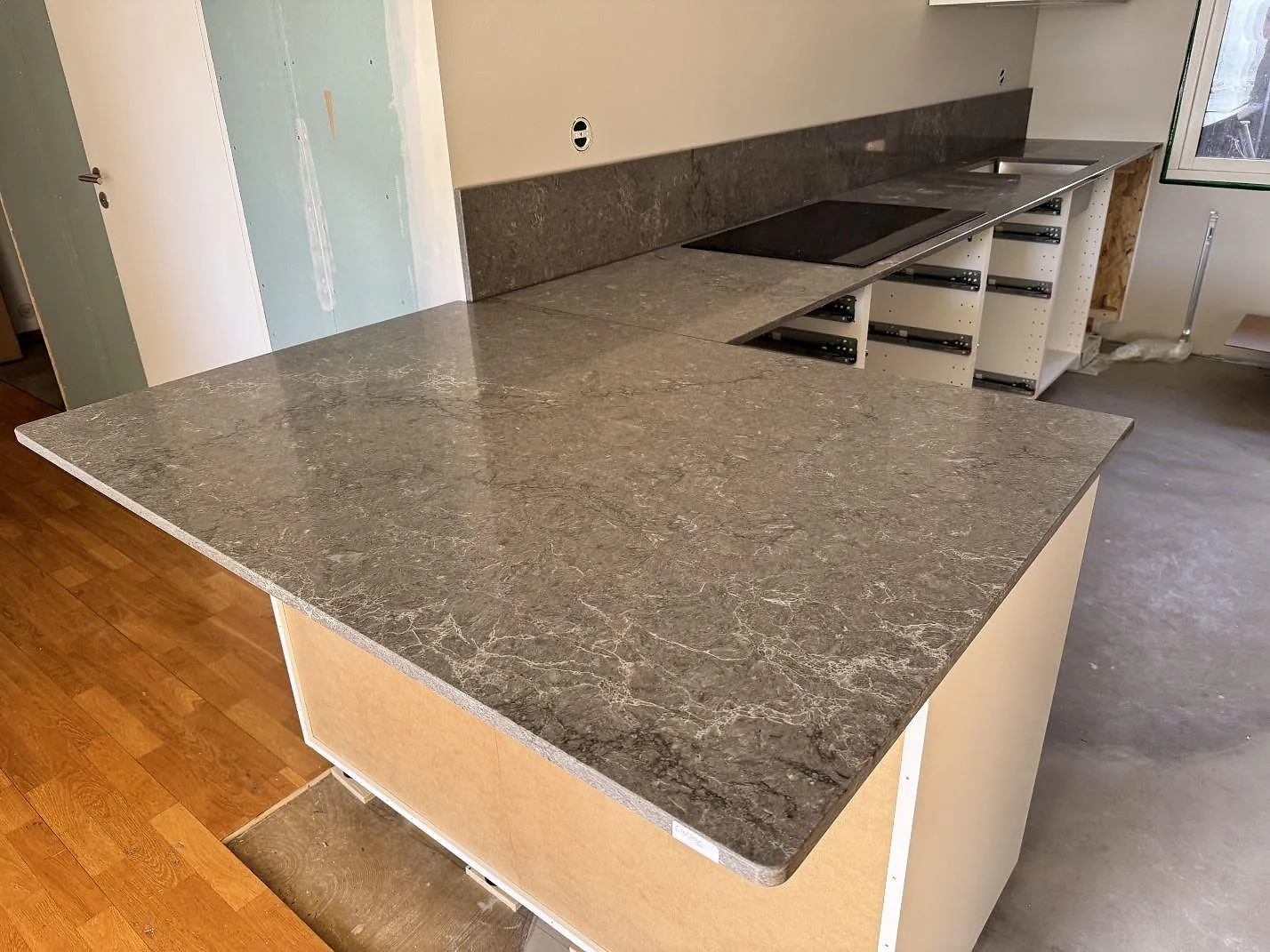 Køkkenbordplade i Caesarstone Turbine Grey, Halmstad