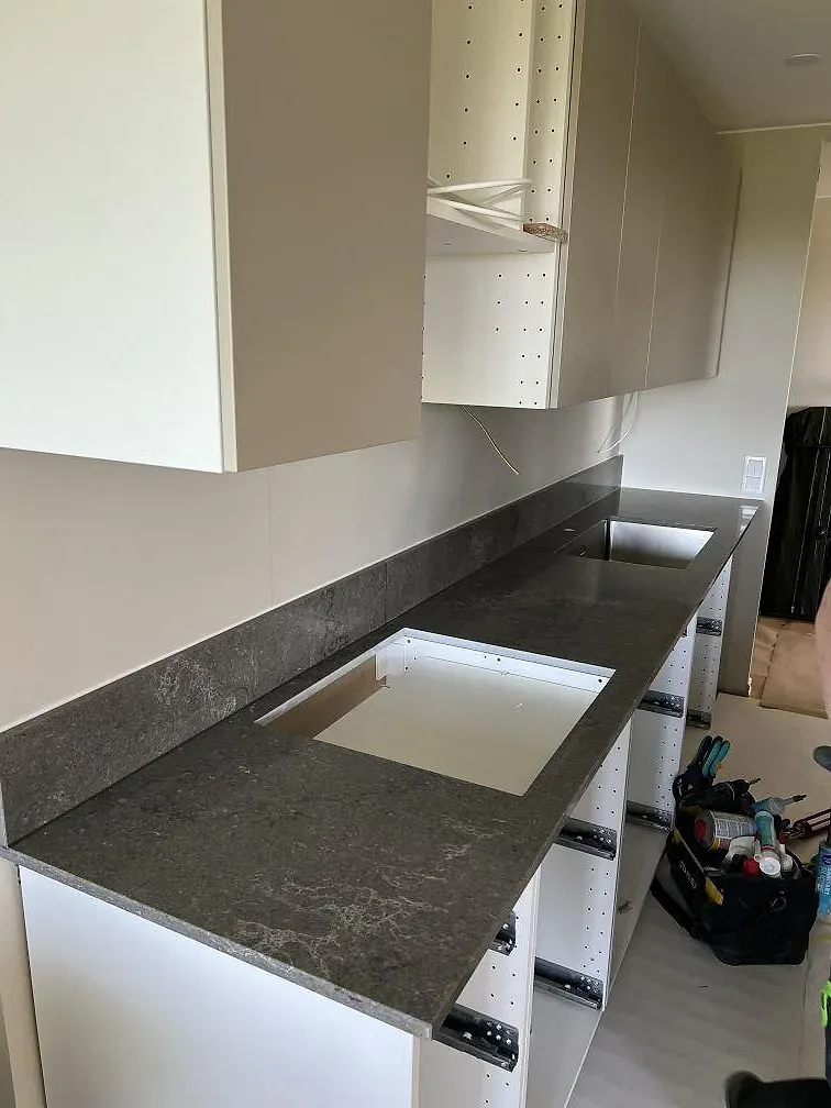 Gennemført projekt: Køkkenbordplade i Caesarstone Turbine Grey, Helsingborg.