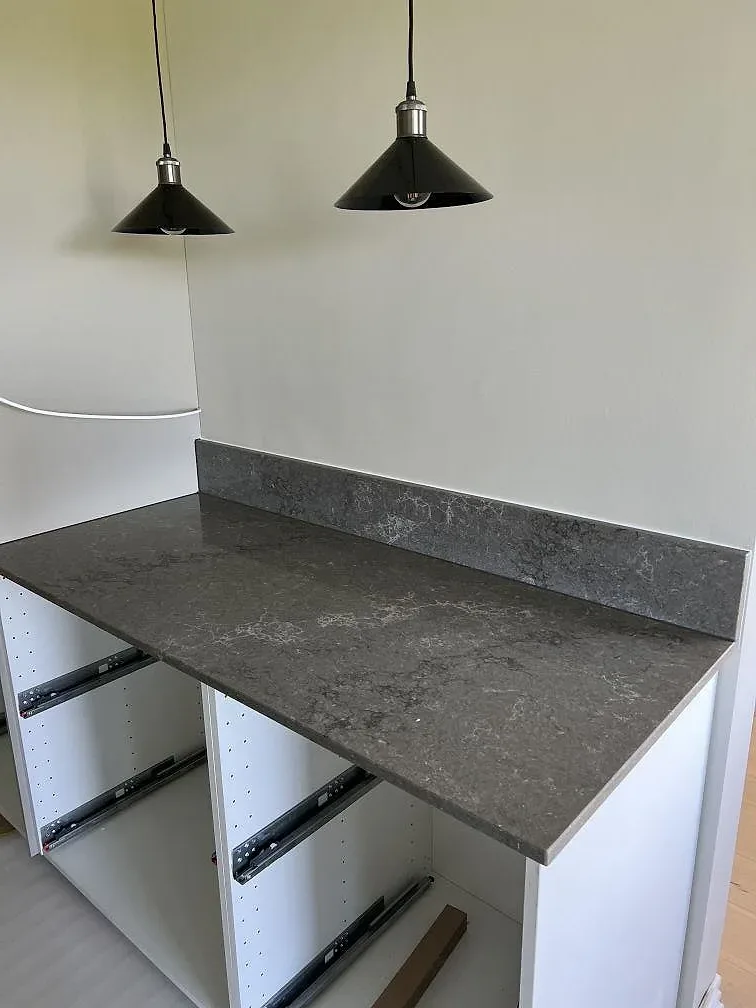 Køkkenbordplade i Caesarstone Turbine Grey, Helsingborg – billede 2