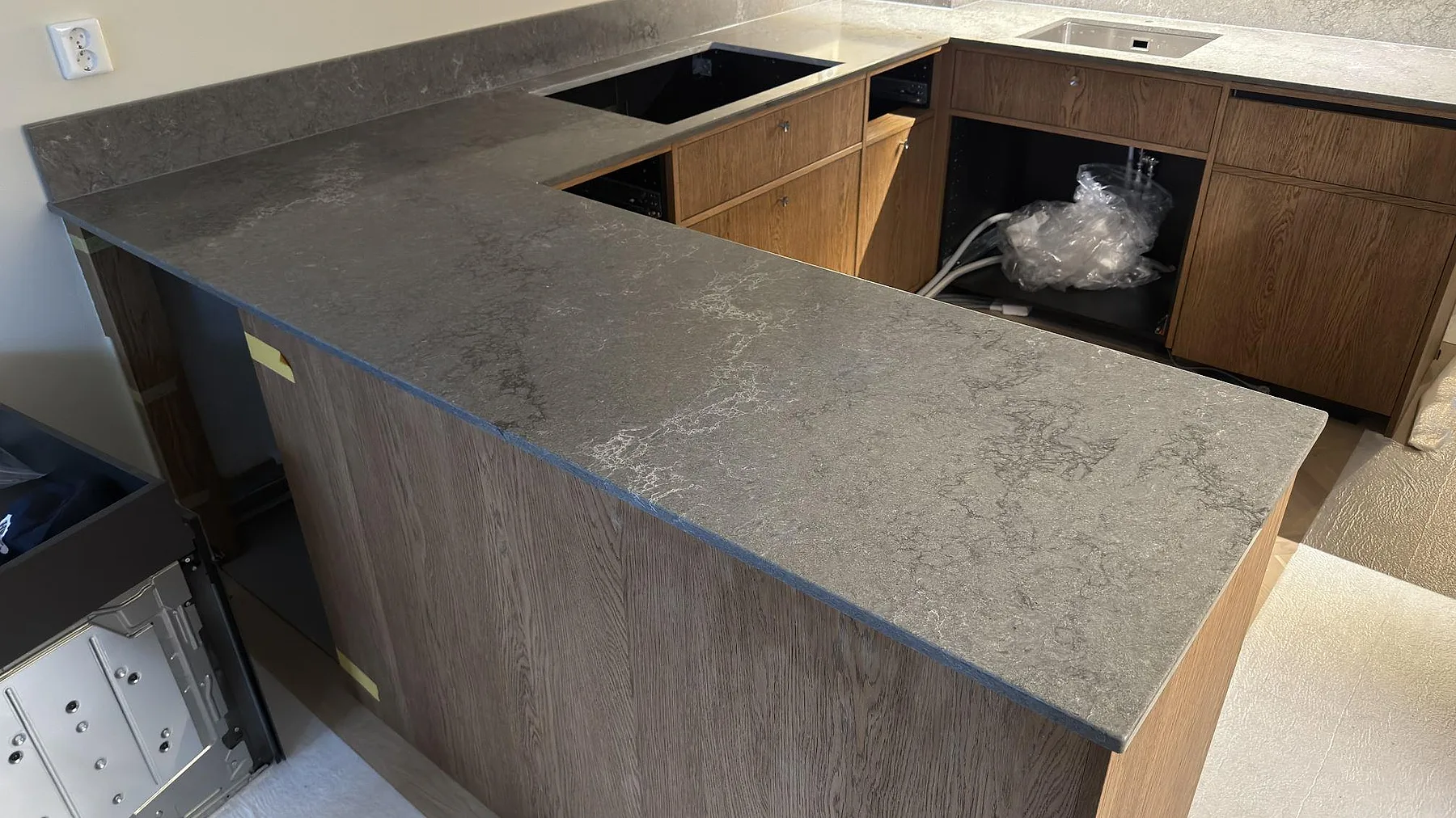 Køkkenbordplade i Caesarstone Turbine Grey, Sköndal – billede 2