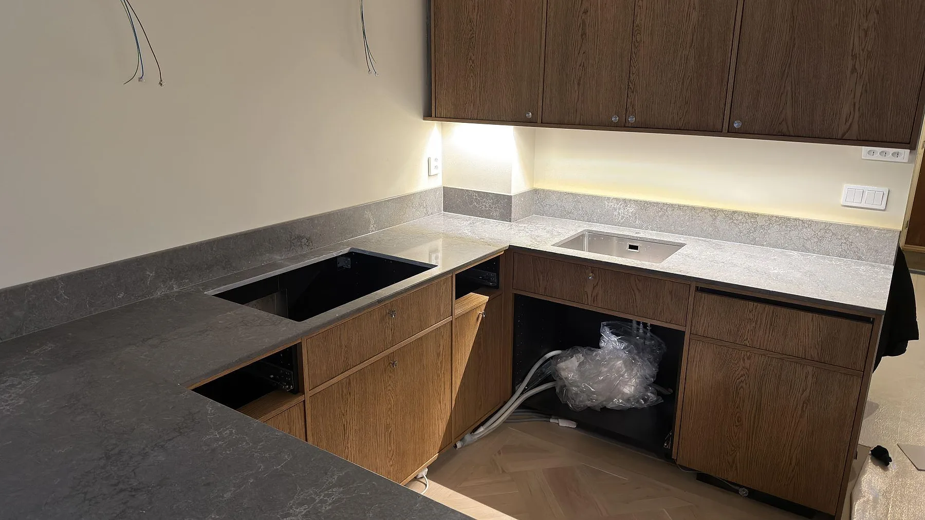 Køkkenbordplade i Caesarstone Turbine Grey, Sköndal – billede 3