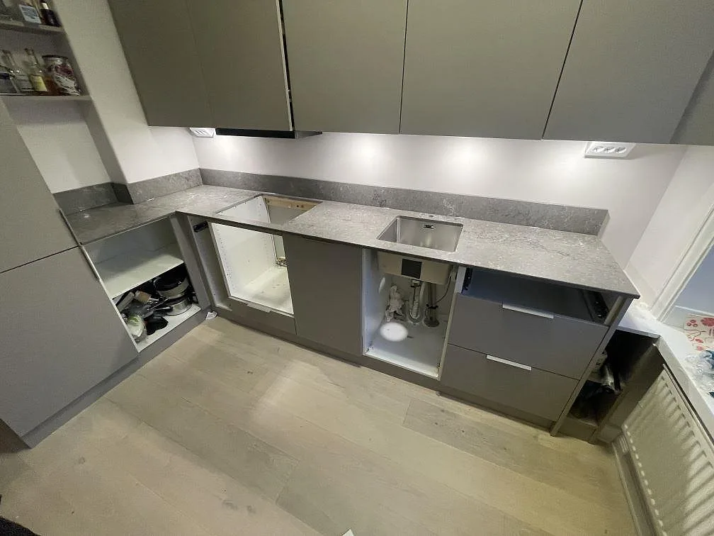 Køkkenbordplade i Caesarstone Turbine Grey, Stockholm – billede 3