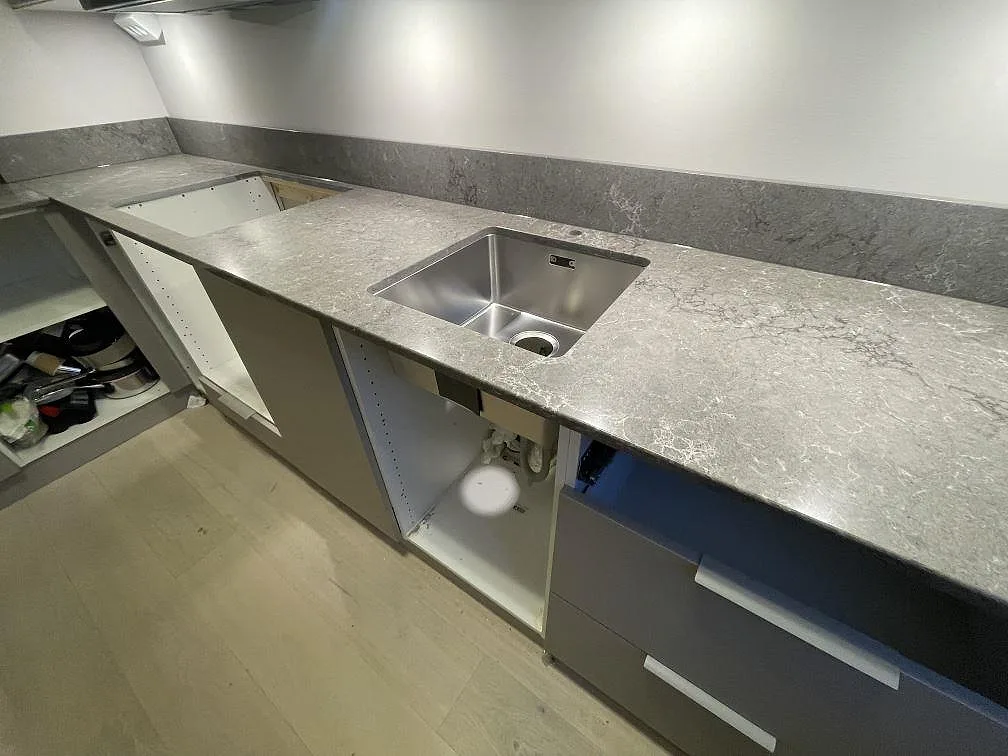 Køkkenbordplade i Caesarstone Turbine Grey, Stockholm – billede 2