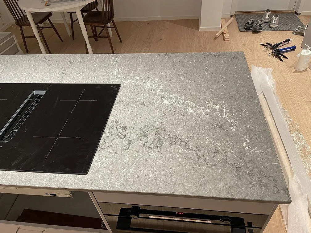 Køkkenbordplade i Caesarstone Turbine Grey, Västra Frölunda – billede 7