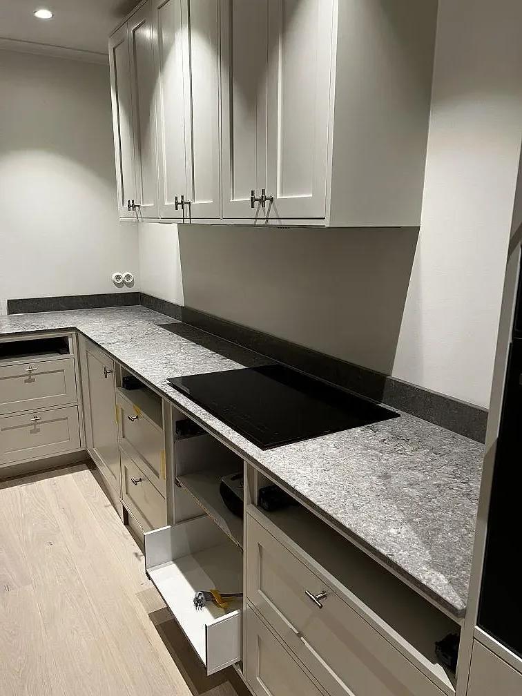 Køkkenbordplade i Caesarstone Turbine Grey, Västra Frölunda – billede 4