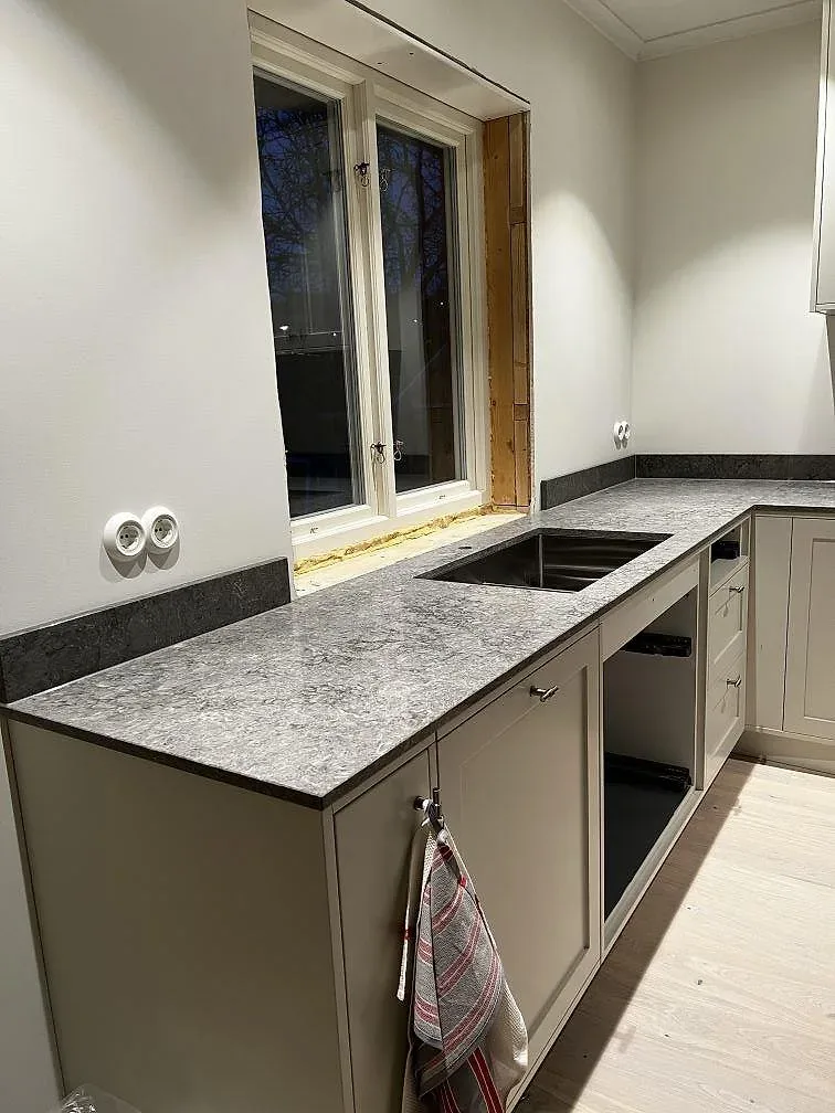 Køkkenbordplade i Caesarstone Turbine Grey, Västra Frölunda – billede 2