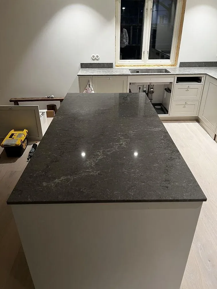 Køkkenbordplade i Caesarstone Turbine Grey, Västra Frölunda – billede 5