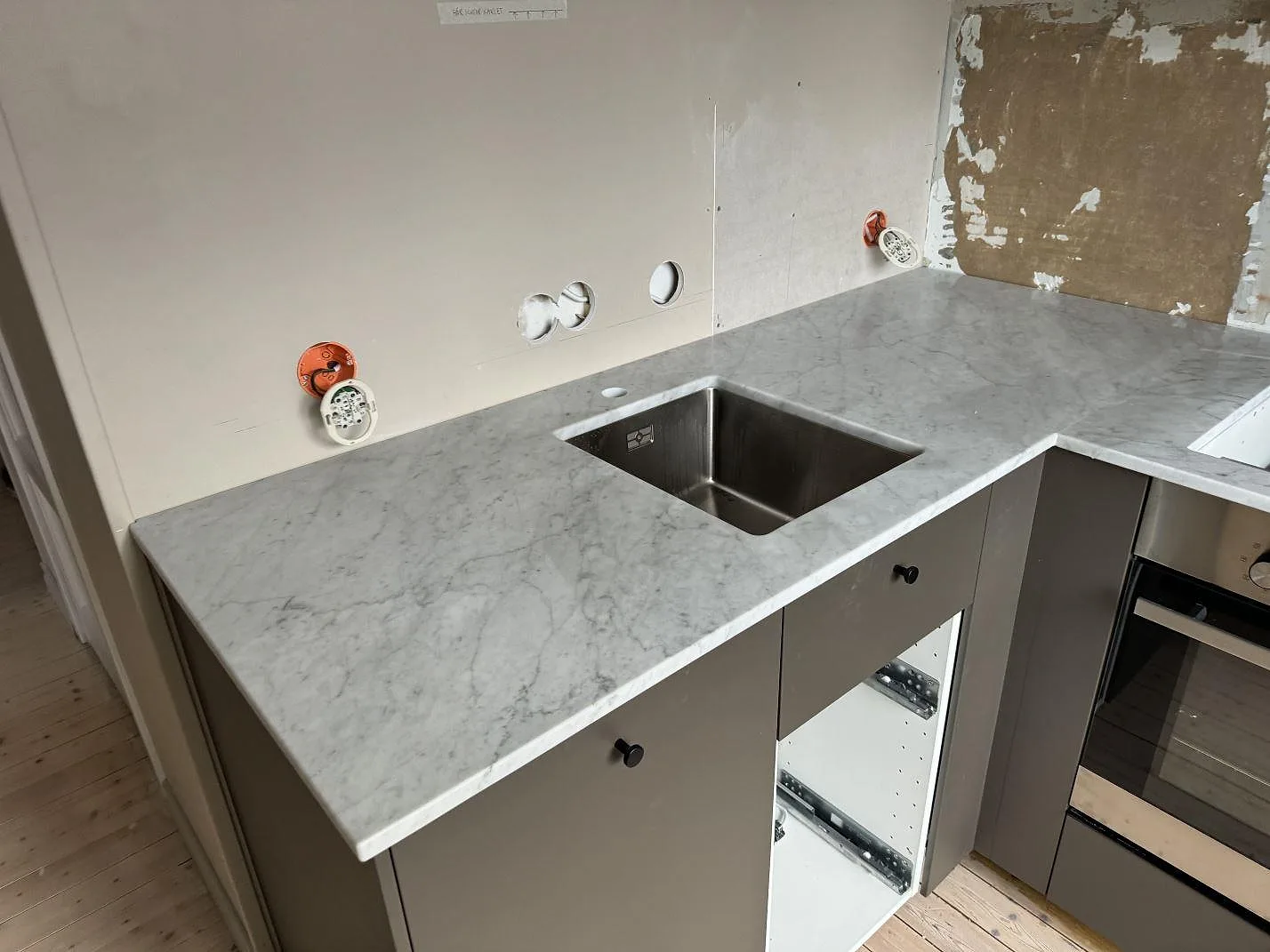 Køkkenbordplade i Carrara C, Borås – billede 2
