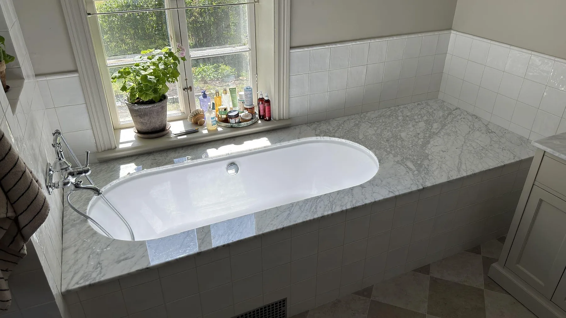 Bordplade i Carrara C, By Kyrkby – billede 3