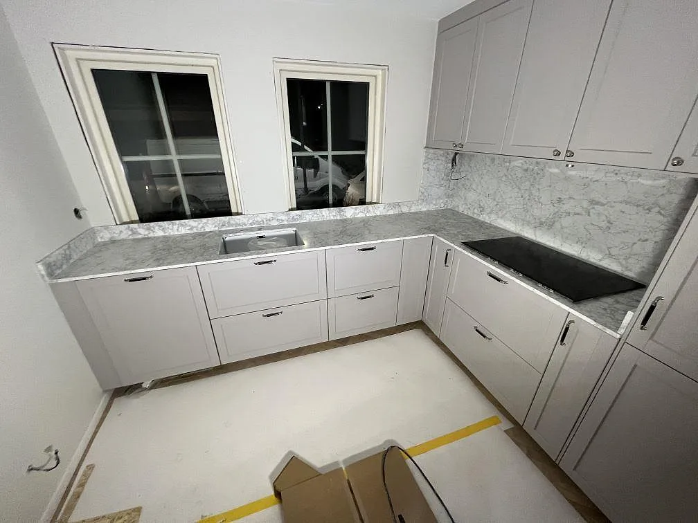Køkkenbordplade i Carrara C, Enebyberg