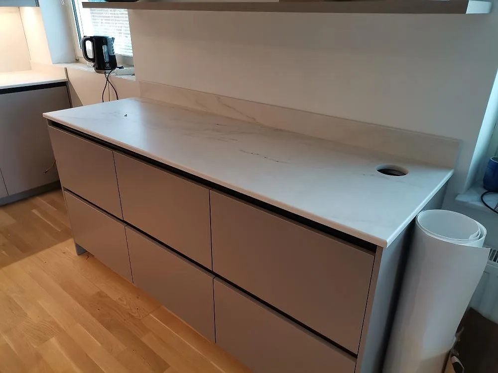 Køkkenbordplade i Carrara C, Hägersten