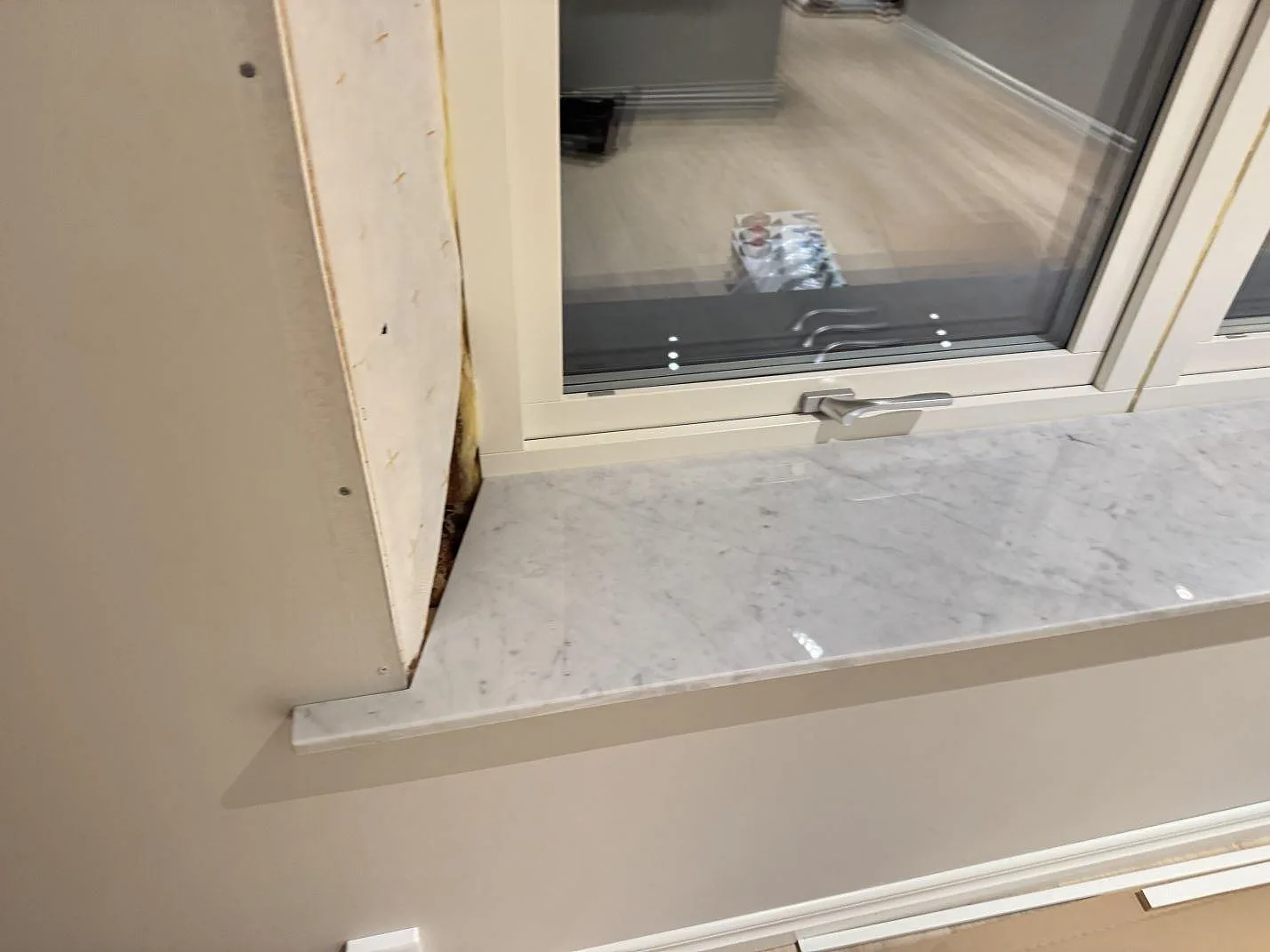Vinduesplade i Carrara C, Kristianstad – billede 2
