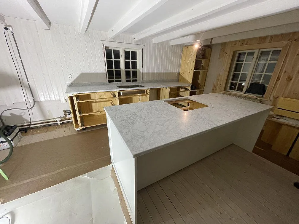 Køkkenbordplade i Carrara C, Lycke