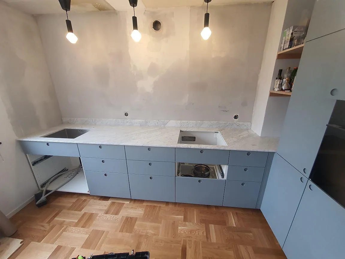 Køkkenbordplade i Carrara C, nacka