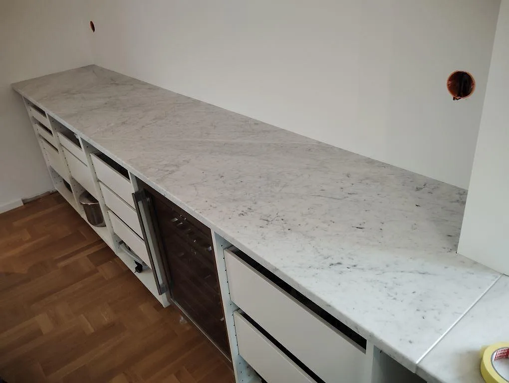 Køkkenbordplade i Carrara C, Örebro