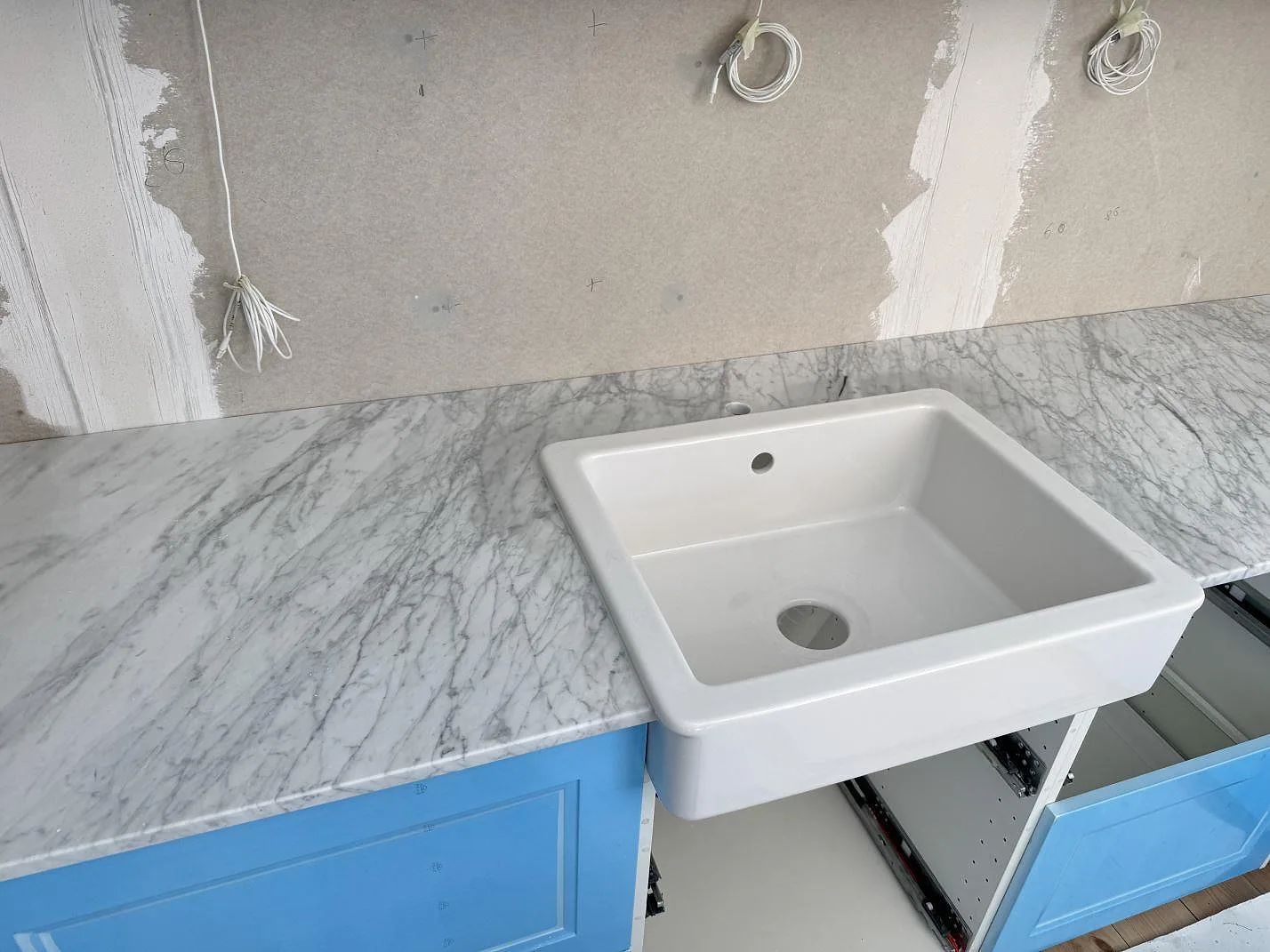 Køkkenbordplade i Carrara C, Skillinge – billede 2