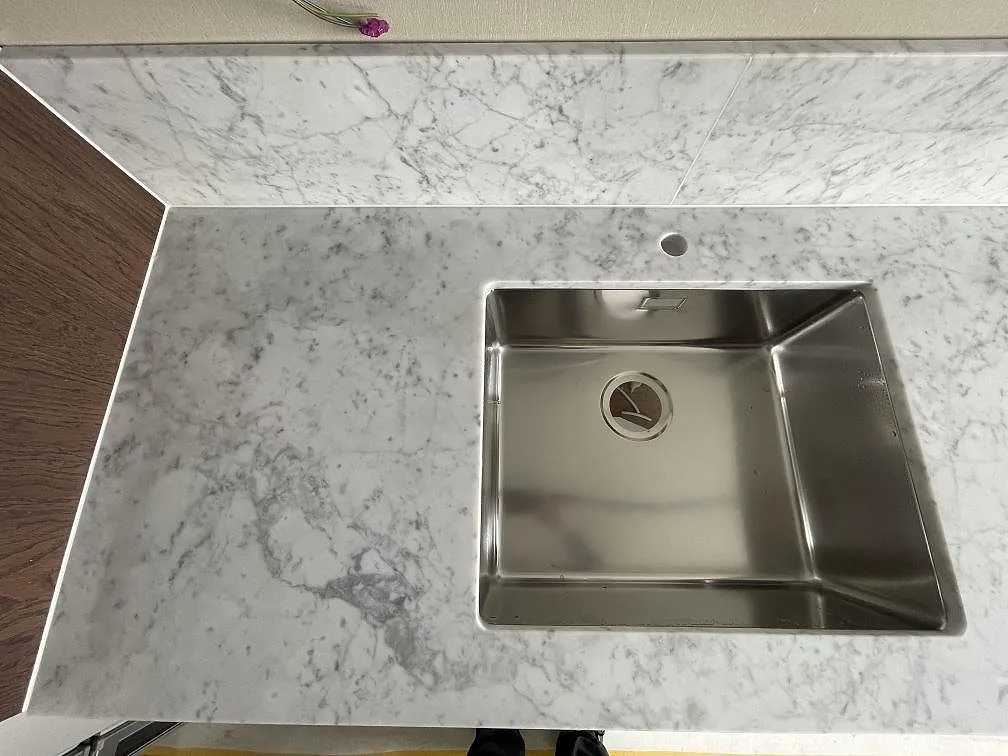 Køkkenbordplade i Carrara C, Solna – billede 2