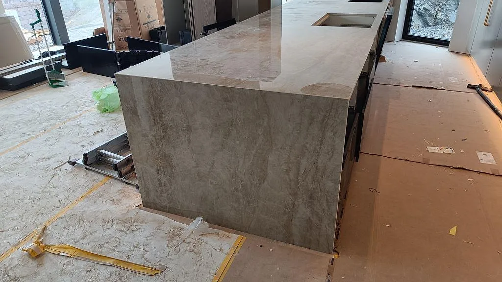 Gennemført projekt: Køkkenbordplade i Carrara C, Stora Høje.