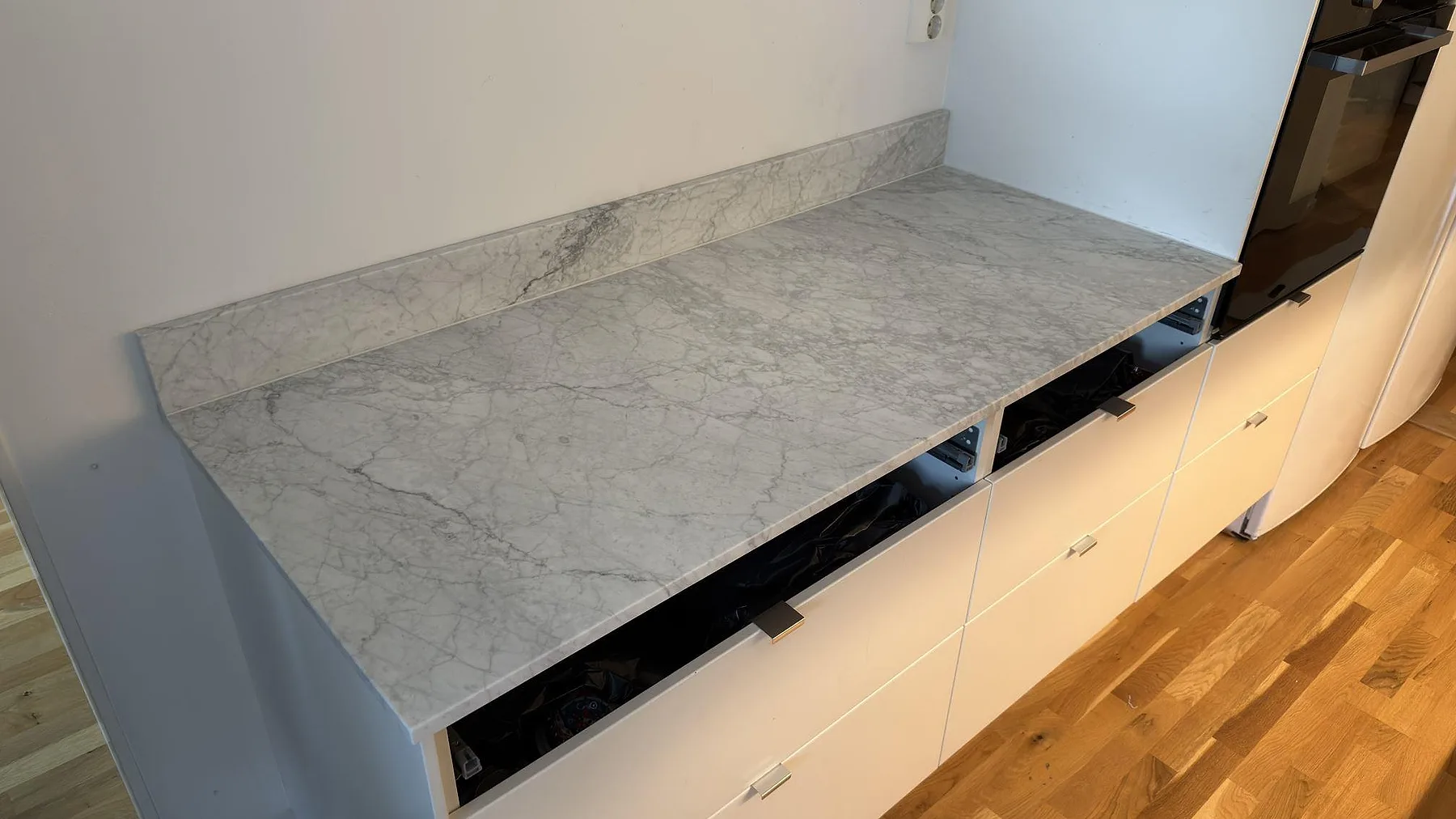 Køkkenbordplade i Carrara C, Täby – billede 3