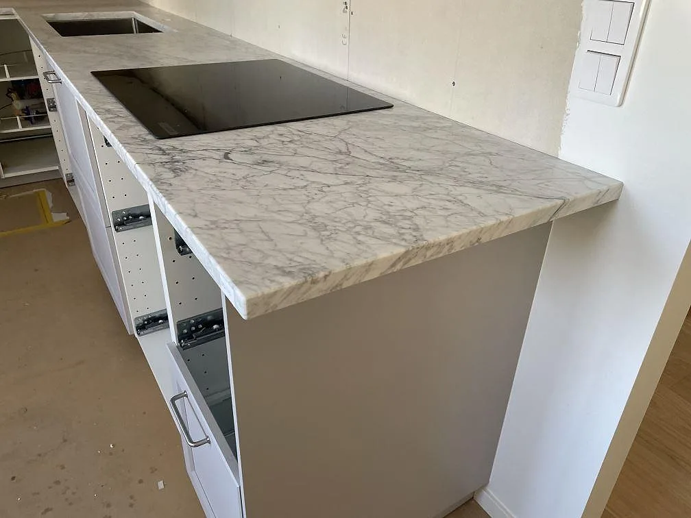 Køkkenbordplade i Carrara C, Torekov