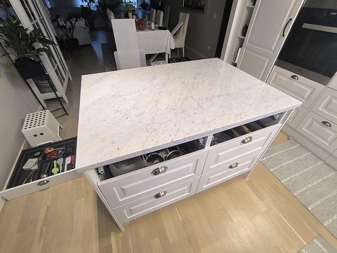 Køkkenø med køkkenbordplade i poleret hvid Carrara C marmor, 30 mm, på hvid lådinredning i Danderyd.