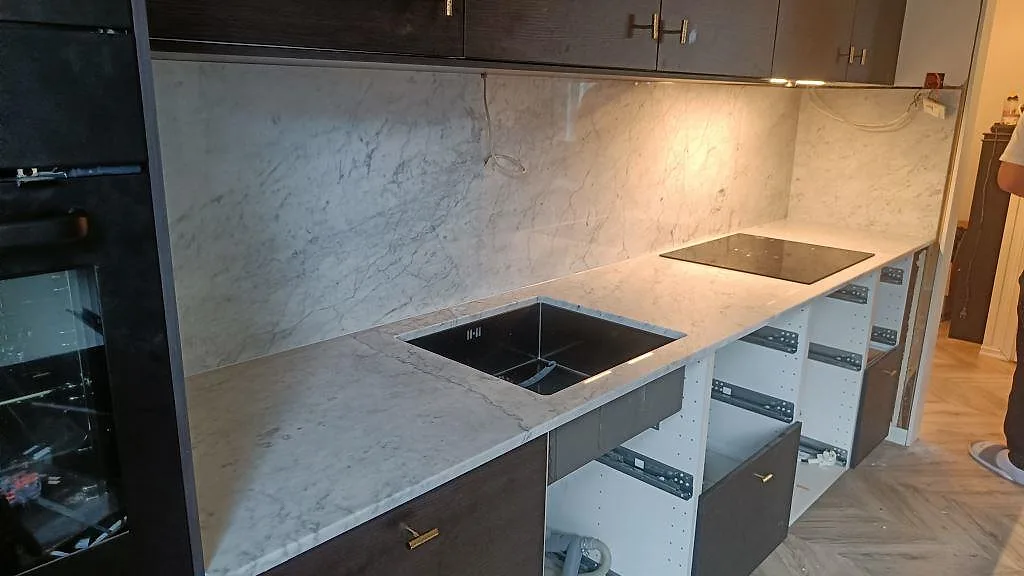 Køkkenbordplade i Carrara C, Skee